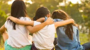 Las tres hermanitas que no querían ser separadas ya viven con su nueva familia
