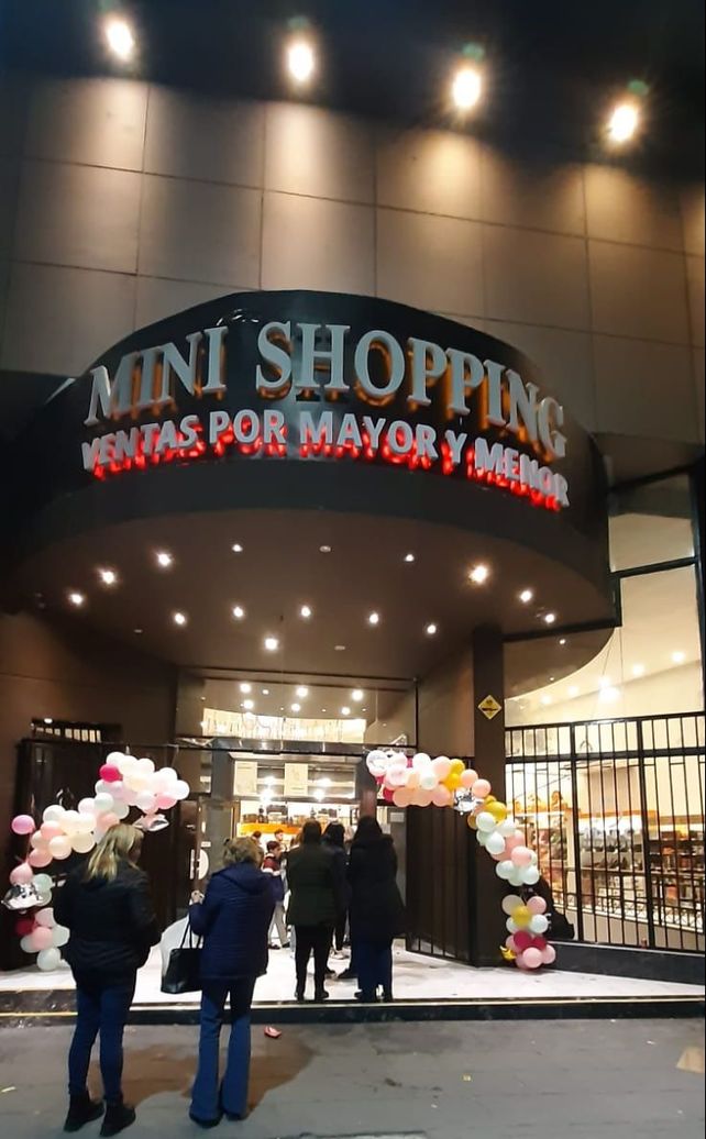 Colas eternas en la peatonal para entrar a una regalería china: las claves del fenómeno