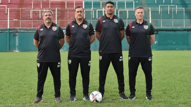 Coronel Aguirre. Damián Ledesma y Germán Rivarola junto al cuerpo técnico en la presentación el Regional Amateur. 