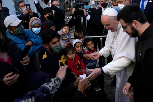Francisco saludo a un grupo de migrantes en un campo de refugiados de Lesbos